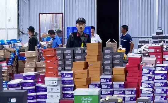 Đột kích kho hàng lậu hơn 10.000 m2 để bán qua livestream Facebook