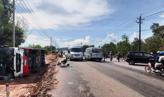 Tai nạn liên hoàn ở Phú Quốc: 3 xe ô tô "làm xiếc", hơn 40 du khách hú vía thoát nạn