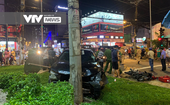 Nữ tài xế lái Camry tông hàng loạt xe máy dừng đèn đỏ tại TP.HCM, nhiều người bị thương