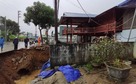 “Hố tử thần” bất ngờ xuất hiện trong đêm, nhiều hộ dân sơ tán khẩn cấp