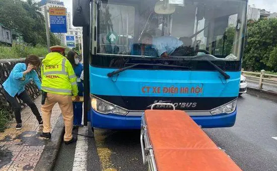 Cảnh sát giao thông Hà Nội kịp thời cứu một lái xe bus bị đột quỵ