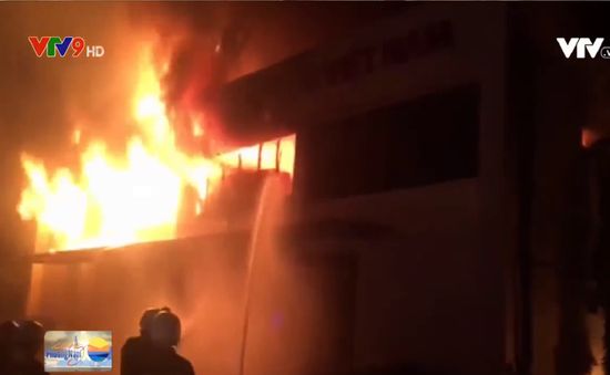 TP.HCM: Cháy nhà xưởng rộng hàng ngàn mét vuông trong đêm