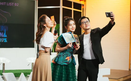 VTV Awards 2020 - The Hit List 02: Hậu trường Khánh Vy và Quỳnh Kool nhí nhảnh cùng MC Trần Ngọc