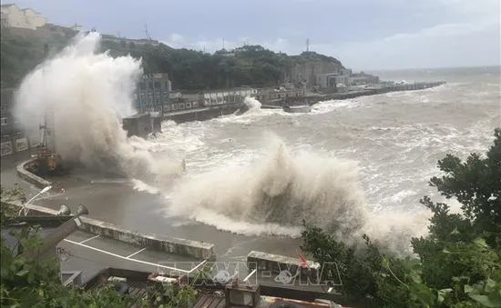 Bão Hagupit gây mưa lớn tại Thượng Hải (Trung Quốc)