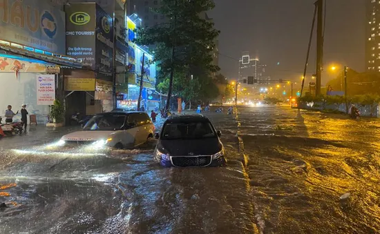 Mưa lớn liên tục, TP.HCM ngập nặng nhiều nơi