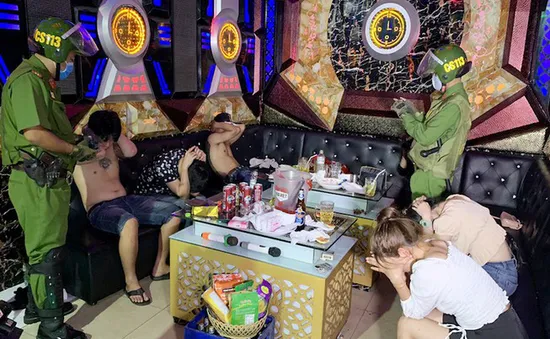 Kiểm tra quán karaoke, phát hiện 7 thanh niên dương tính với chất ma túy