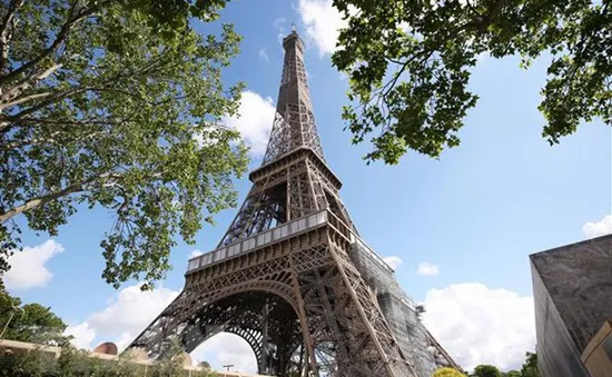 Sơ tán hàng trăm người khỏi khu vực tháp Eiffel vì đe dọa có bom