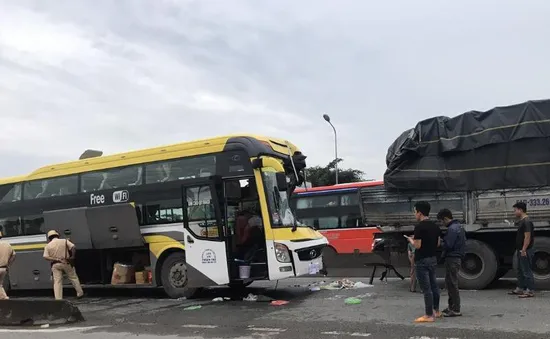 Tông vào đuôi xe tải, tài xế xe khách giường nằm tử vong trên ghế lái