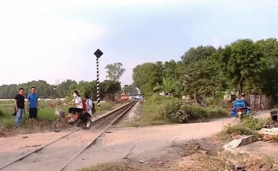 Vụ tàu hỏa đâm xe chở học sinh: Vì sao không có barrier và đèn tín hiệu?