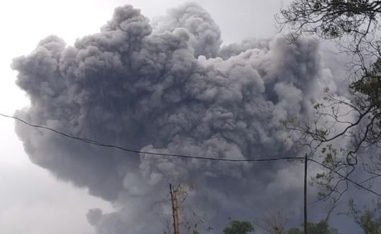 Núi lửa Semeru tại Indonesia phun tro bụi 5km lên bầu trời