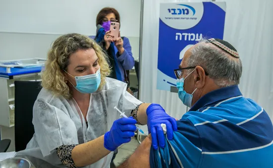 Hàng trăm người dân Israel mắc COVID-19 dù đã tiêm vaccine