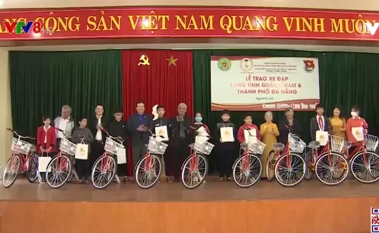 Trao xe đạp cho con cháu cựu thanh niên xung phong