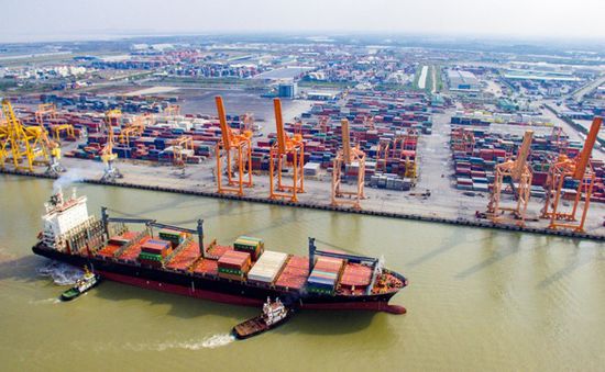 Cước vận chuyển container tăng phi mã, hàng nghìn doanh nghiệp “đứng ngồi không yên”