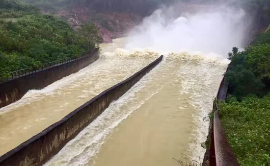 Ngập sâu tại vùng hạ du Hà Tĩnh, 3 người thiệt mạng do nước lũ cuốn trôi ở Nghệ An