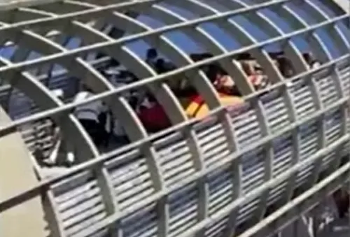 Hàng chục người mắc kẹt trên tàu lượn vì mất điện ở Nhật Bản