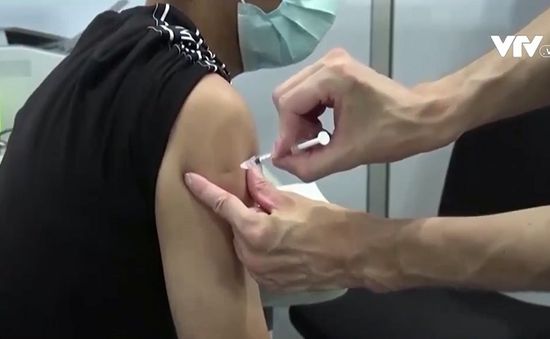 Pháp khuyến cáo tiêm vaccine phòng cúm và COVID-19 cùng lúc