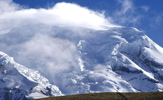 Ecuador tạm ngừng hoạt động leo núi sau trận tuyết lở gây chết người