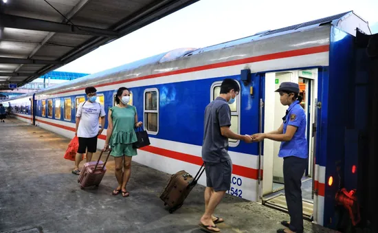 Hành khách đi tàu chỉ cần khai báo y tế điện tử