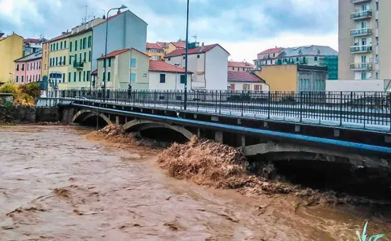 Mưa lớn kỷ lục chỉ trong nửa ngày tại Italy gây lũ lụt và lở đất