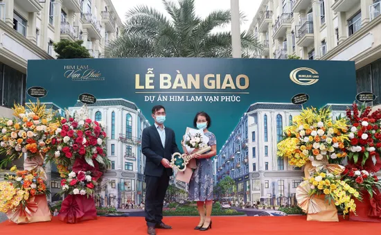 Nỗ lực vượt “bão” COVID-19, Him Lam Vạn Phúc chào đón những cư dân đầu tiên