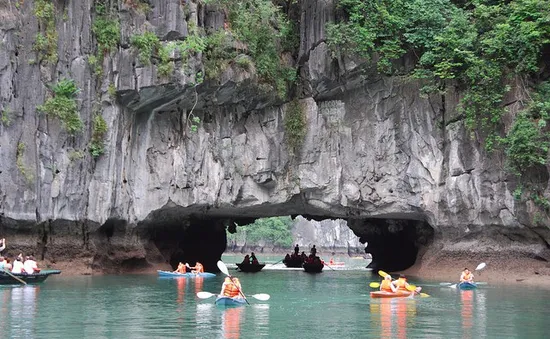 Cát Bà đón khách nội thành