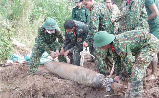 Quảng Trị: Hai quả bom "khủng" phát lộ sau mưa lớn