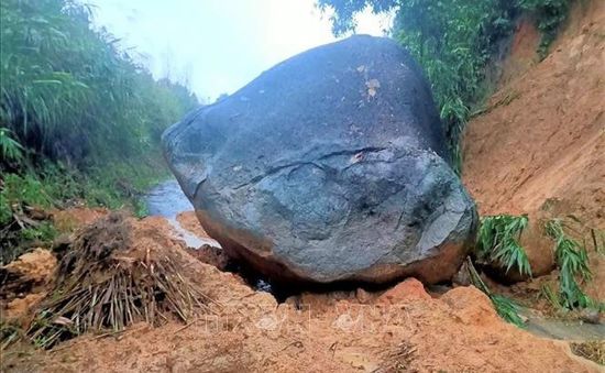 Mưa lớn chia cắt nhiều khu vực ở Bình Định và Phú Yên, tình trạng sạt lở ngày càng nghiêm trọng