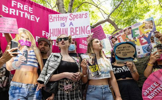 Britney Spears được tự do, phong trào #FreeBritney vẫn chưa kết thúc