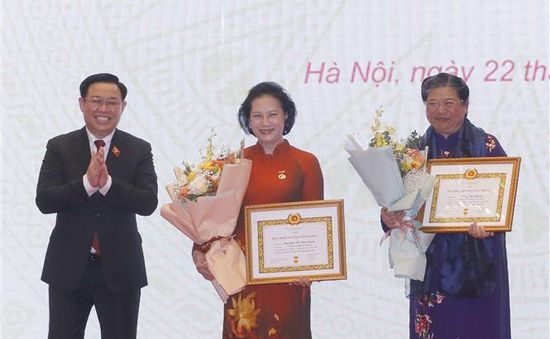 Trao huy hiệu Đảng cho các nguyên lãnh đạo Quốc hội