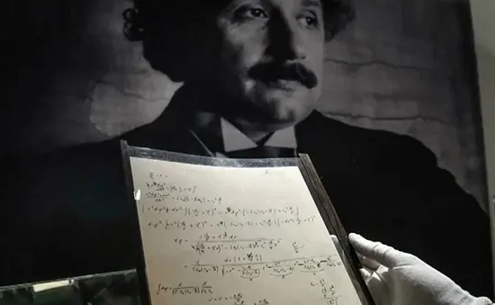 Kỷ lục đấu giá bản thảo viết tay của nhà vật lý Albert Einstein