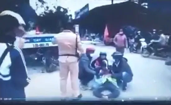 Sự thật về đoạn clip “CSGT chặn xe công vụ gây tai nạn cho nam sinh”