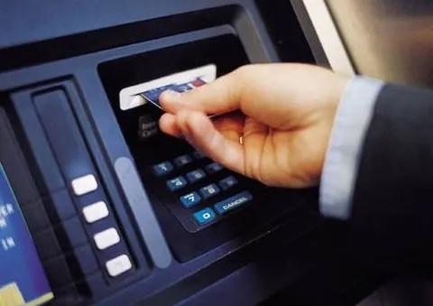 Thẻ từ ATM bị “khai tử” sau 31/12, khách hàng cần lưu ý gì?