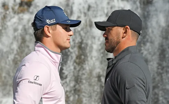 Brooks Koepka thắng dễ Bryson Dechambeu ở trận The Match