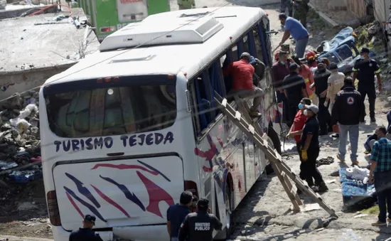 Xe bus lao vào nhà dân ở Mexico, ít nhất 19 người thiệt mạng