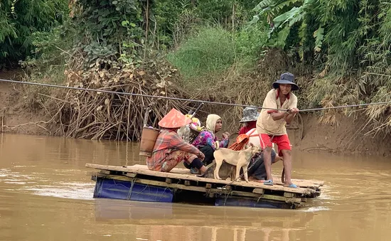 Không có cầu, người dân liều mình kéo bè qua sông