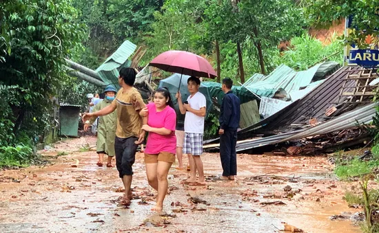 Kinh hoàng cả quả đồi đổ sập sau tiếng nổ chát chúa