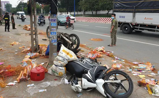 Xe tải mất lái tông hàng loạt xe máy, nhiều người bị thương