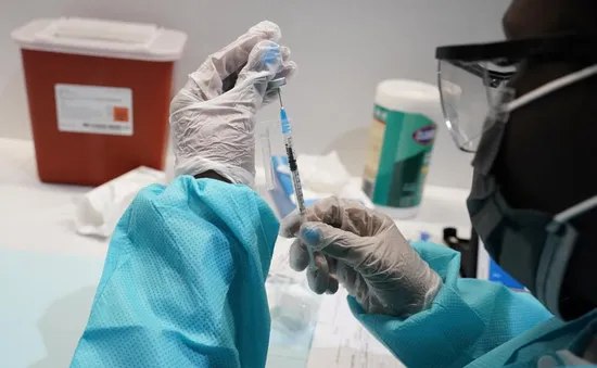 Anh khuyến khích người trên 30 tuổi đăng ký tiêm mũi vaccine COVID-19 tăng cường