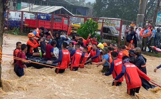 Bão Rai suy yếu sau khi đổ bộ vào Philippines