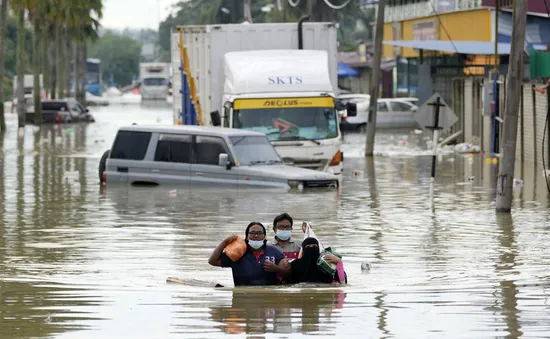 14 người thiệt mạng, 70.000 dân phải sơ tán do trận lũ lụt nghiêm trọng ở Malaysia