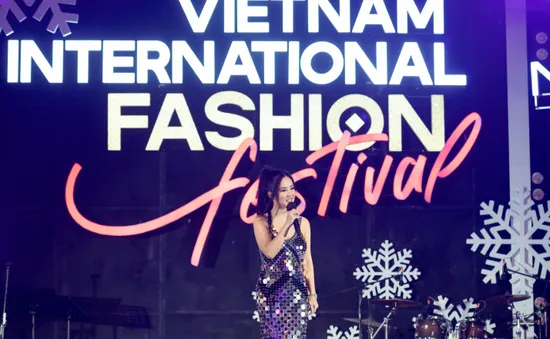 Diva Hồng Nhung, Lê Hiếu “đốn tim” khán giả tại Lễ hội thời trang quốc tế Việt Nam VIFF tại Novaland Gallery