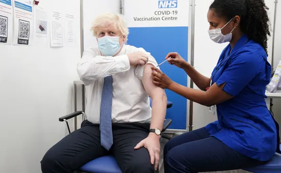 Thủ tướng Anh Boris Johnson tiêm mũi vaccine COVID-19 tăng cường