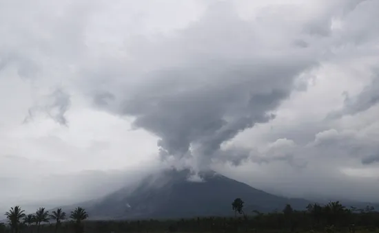 Người dân Indonesia khốn đốn vì núi lửa hoạt động