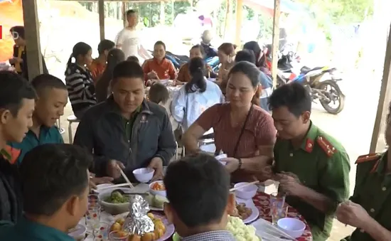 Mang Tết về cho vùng lũ Trà Leng