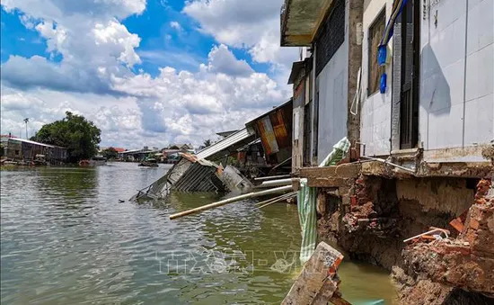 Liên tiếp 2 vụ sạt lở trong 2 ngày, 17 căn nhà bị sụp một phần