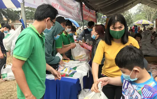 Hỗ trợ hàng trăm phần quà cho công nhân đón Tết