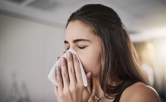 Anh: Một số thành phố yêu cầu người dân xét nghiệm dù chỉ có triệu chứng sổ mũi