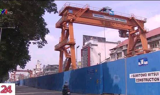 Tháo dỡ rào chắn thi công Metro số 1 ở trung tâm TP Hồ Chí Minh trước ngày 30/4