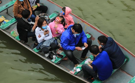 Du khách đánh bài ăn tiền trên thuyền khi đi lễ chùa Hương