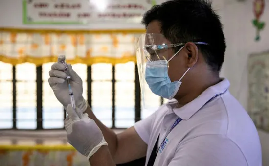 Philippines điều tra 9 thị trưởng ‘chen ngang’ tiêm vaccine
